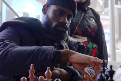 MediaageNG Nigerian Attempts To Break Longest Chess Marathon Hundreds of supporters, including Afrobeats singer, Davido have turned up to cheer Nigerian chess master, Tunde Onakoya as he attempts an ambitious challenge to break the record for the longest chess marathon.
