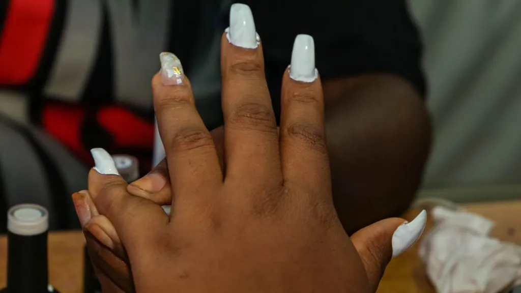 MediaageNG Guinness World Record: Nigerian Female Paints Nails For Three Days In an attempt to break a world record, a Nigerian lady is Jos, Plateau State said she has painted over 4,000 nails in 72 hours.