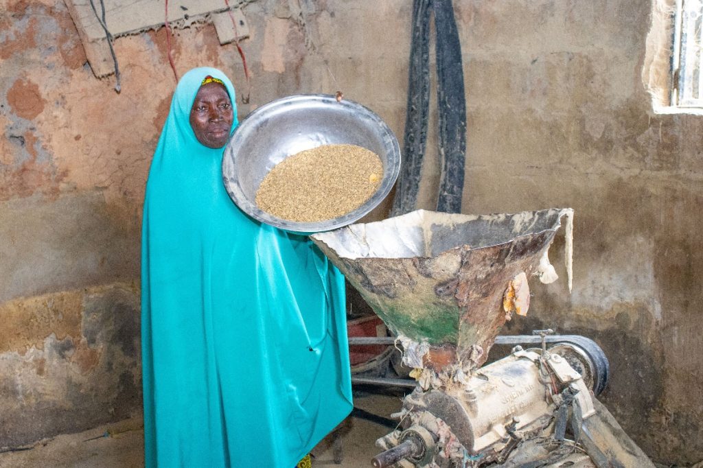 SUPPORTING A HUNDRED WOMEN IN AGRICULTURE: Niger State ACReSAL Activity in Nigeria MediaageNG Women in twenty-five communities spread across nine Local Government Areas (LGAs) of Niger State in Nigeria cultivated and sold agricultural produce but, had been chronically vulnerable economically (These 25 communities of Beji, Chibo, Dagodnagbe, Dan Zaria, Dankuwagi, Doko, Edozhigi, Emiworo, Etsutsagi, Kakakpangi, Kasakogi, Kodo, Kontagora, Kpatsuwa, Lanle, Magandu, Makusidi, Masaha, Ndayako, Tungan Gari, Tungan Kawo, Tungan Wawa, Wushishi, and Zungeru are located in the 9 LGAs of Bosso, Chanchaga, Gbako, Katcha, Kontagora, Lavun, Mokwa, Paikora, and Wushishi).