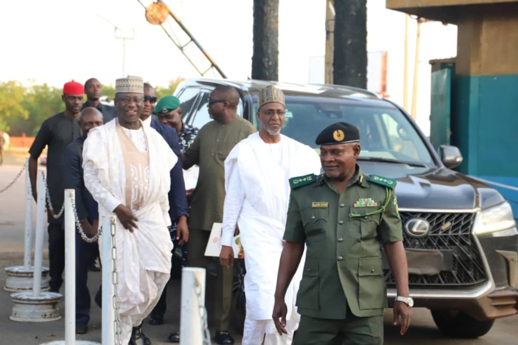 Environment Minister Hands Over Vehicles to National Park Service, Says ACReSAL Key to Building Community Resilience MediaageNG Nigeria's Minister of Environment on Friday handed over ranger vehicles to the National Park Service, while describing the 'tremendous strides' made by the Agro-Climatic Resilience in Semi-Arid Landscapes (ACReSAL) as key to building community resilience and increasing sustainable landscape management practices.