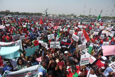 Nigeria's Central Bank Raises Interest Rates MediaageNG In an effort to curb inflation, Nigeria's Central Bank (CBN) has raised interest rates on a day thousands of protesters against government's handling of the economy is taking place.