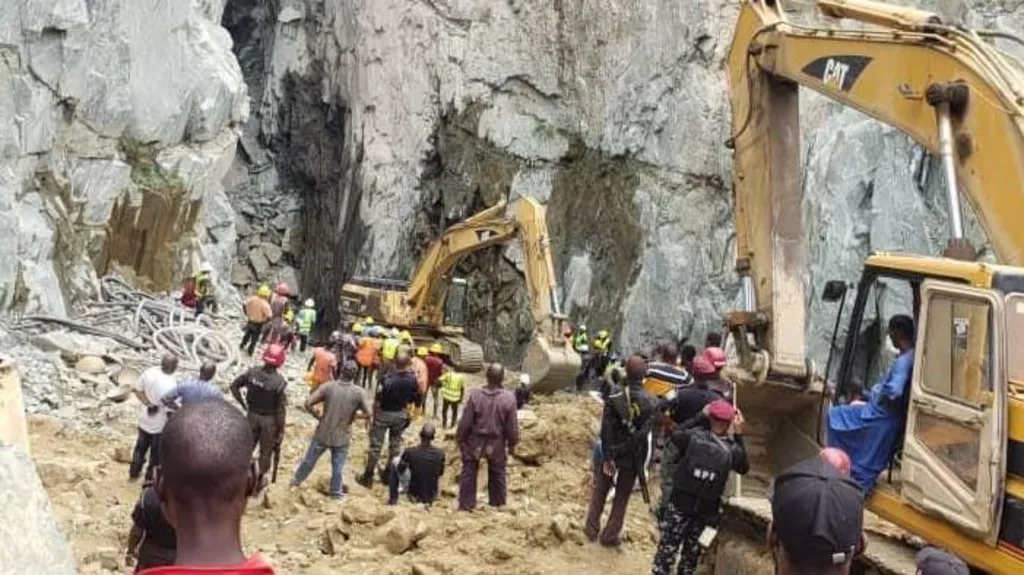 Gold Miners Trapped Underground In Niger State MediaageNG Dozens of gold miners are trapped underground after a pit collapsed in central Nigeria.