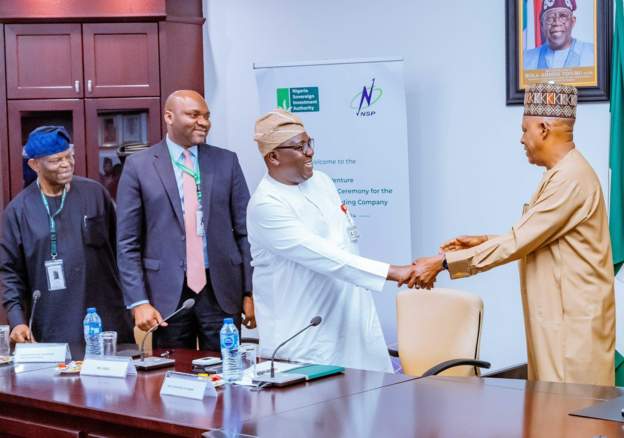 Nigeria Launches Solar Plant To Boost Energy Supply MediaageNG As part of plans to transition to clean and renewable energy solutions, the Nigerian government has signed a deal to build a 20MW hybrid hydro-solar power generating plant, the first instalment in a 300MW project.